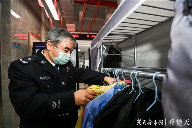 2彭涛专门为办事群众准备了男女式外套.JPG