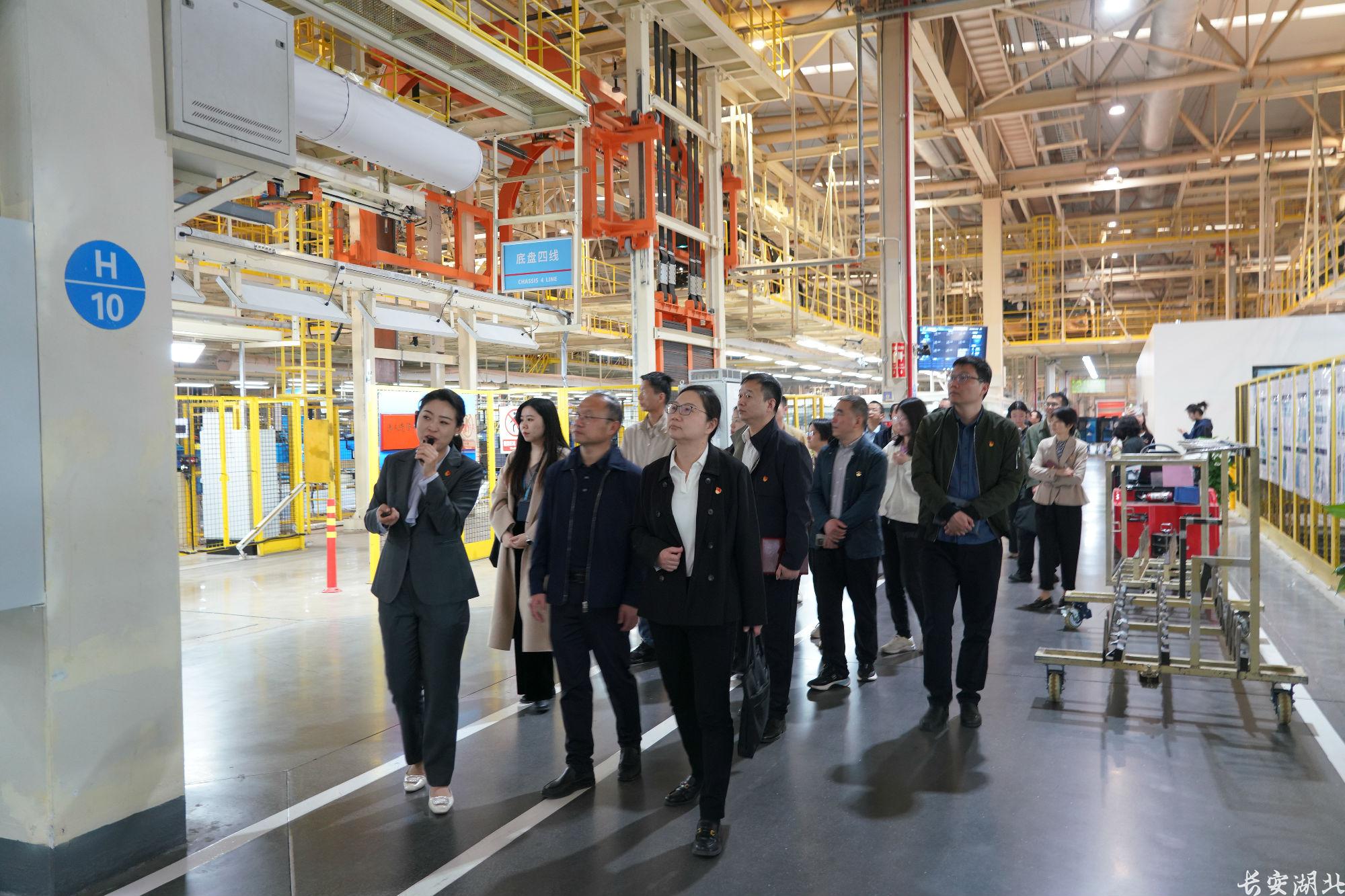 党员赴岚图汽车科技有限公司开展检企共建专题调研活动.jpg