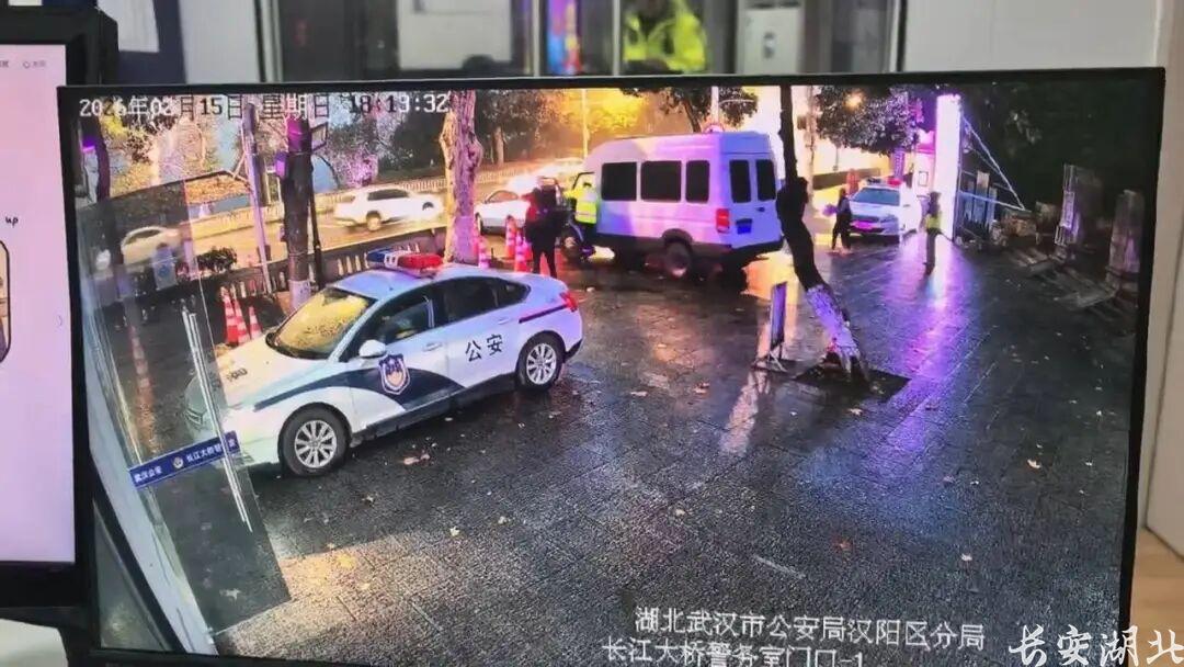 汉阳区分局-武汉龟山公园门口,他踩死刹车!2.jpg