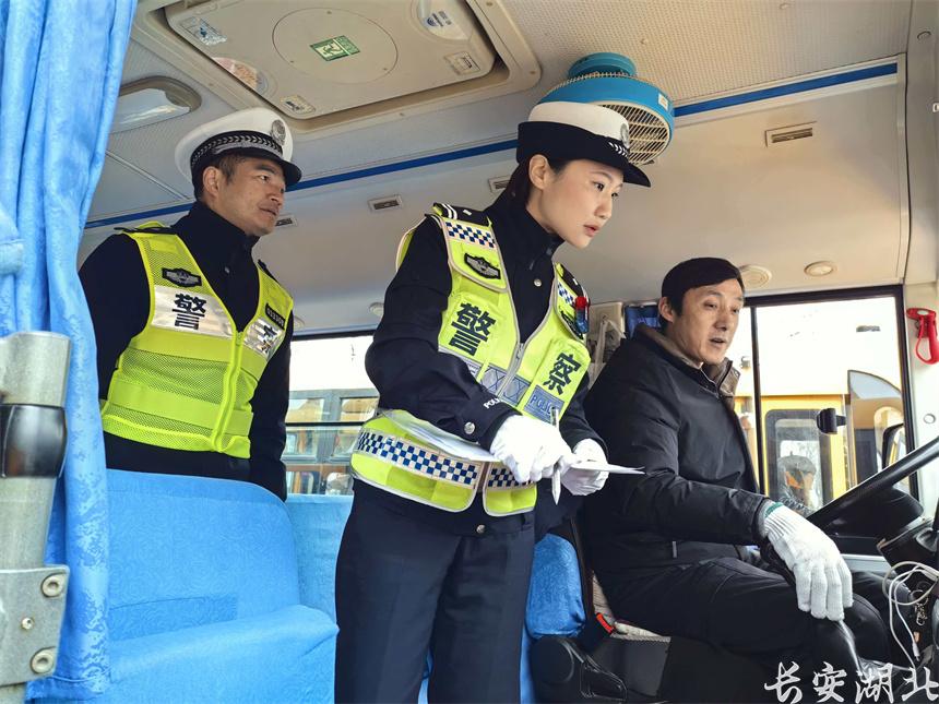 武汉警方“八项举措”护航开学季 筑牢校园安全防线.jpg