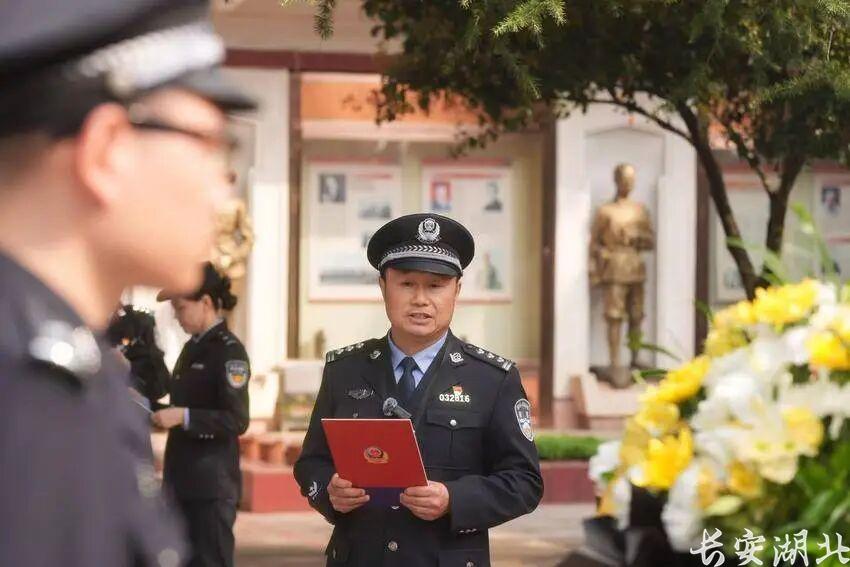 武昌区分局-民警祭扫英烈3.jpg