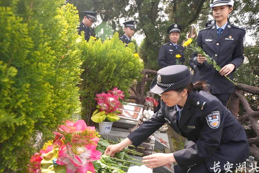 武昌区分局-民警祭扫英烈4.png