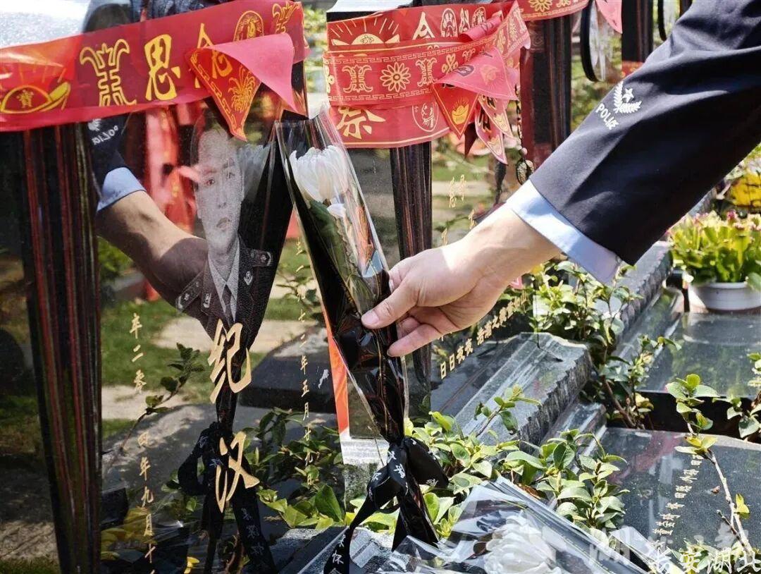 江岸区分局2-民警向纪汉墓碑献花.jpg