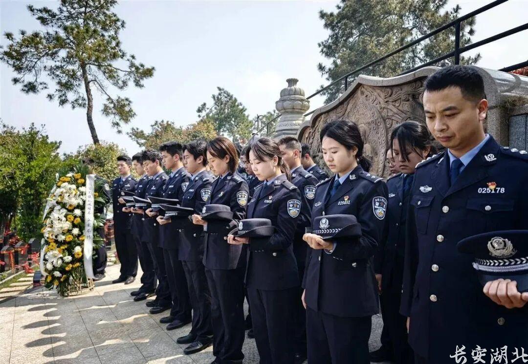 江岸区分局3-江岸公安分局青年民警代表为纪汉默哀致敬.jpg