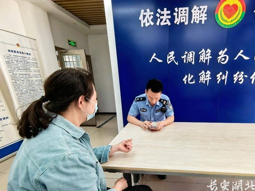 蔡甸区分局-民警一把拔掉手机卡,8万块钱保住了1.png