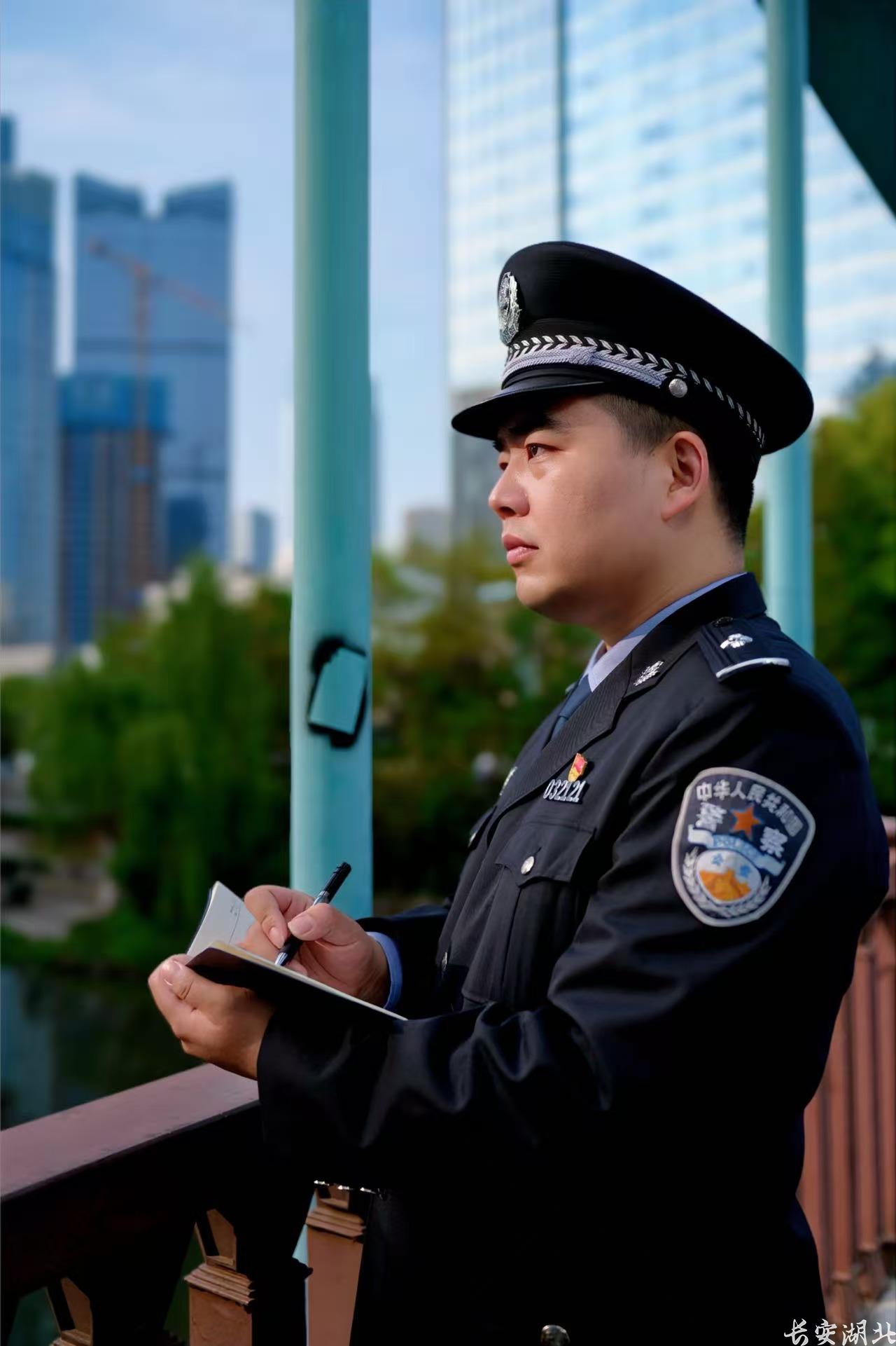 武昌区分局-刑警张杰与群众共情是破案的动力1.jpg