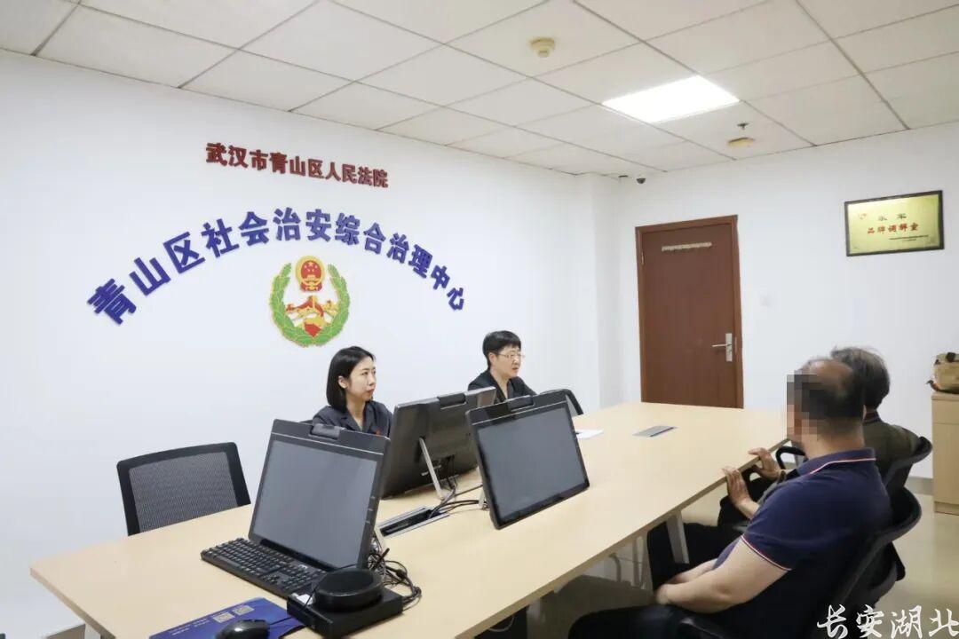 1青山区法院-经商户申请,入驻法官(左二)当场出具《民事裁定书》.jpg