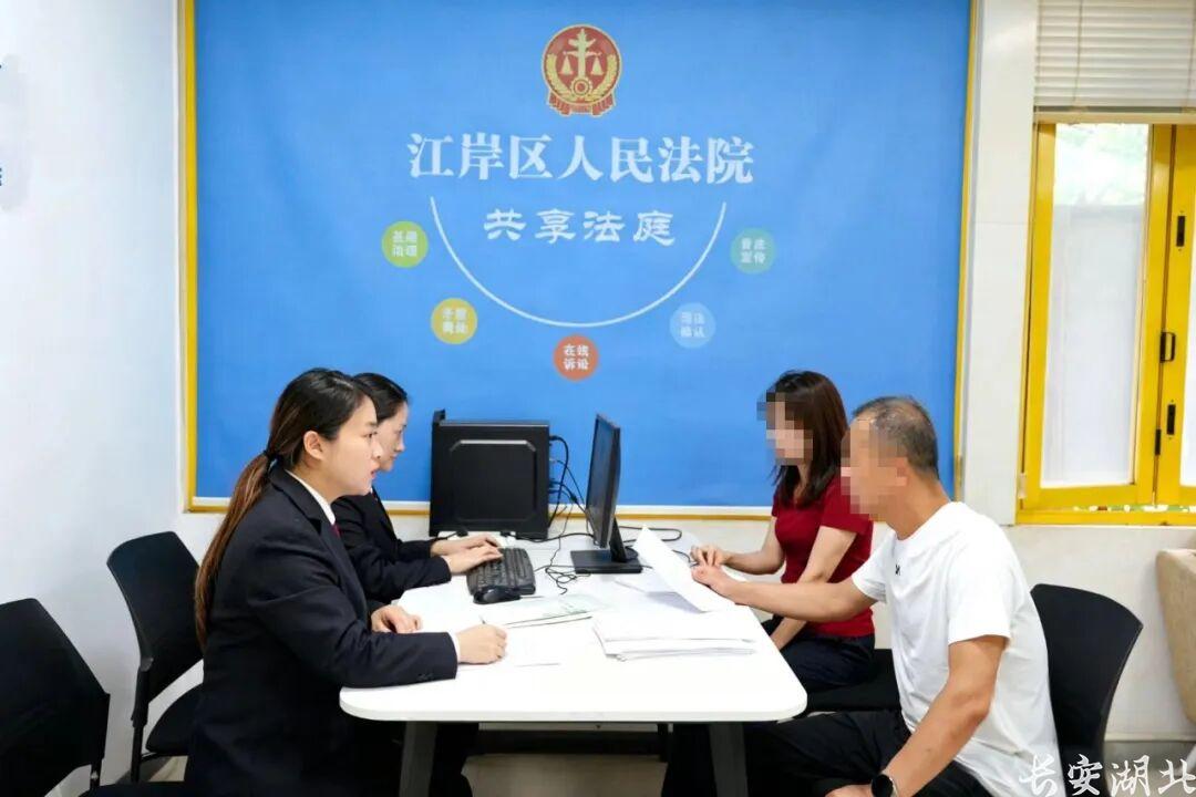 2江岸区法院-入驻法官(左一)组织双方开展调解工作.jpg