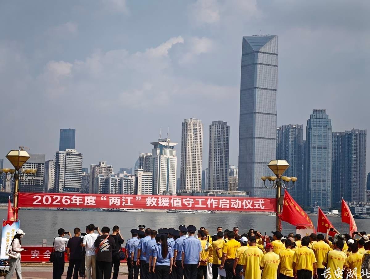 市公安局-3500多名志愿者值守武汉两江四岸1.jpg