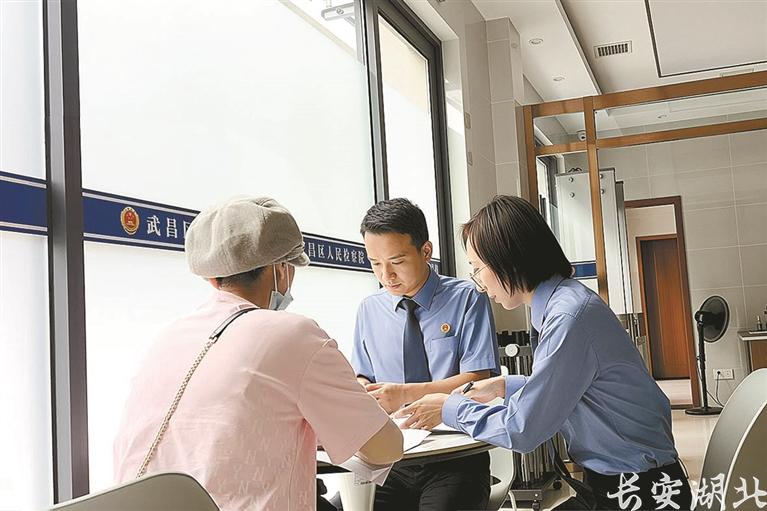 武昌区检察院-检察官协助方某整理证据材料1.jpg
