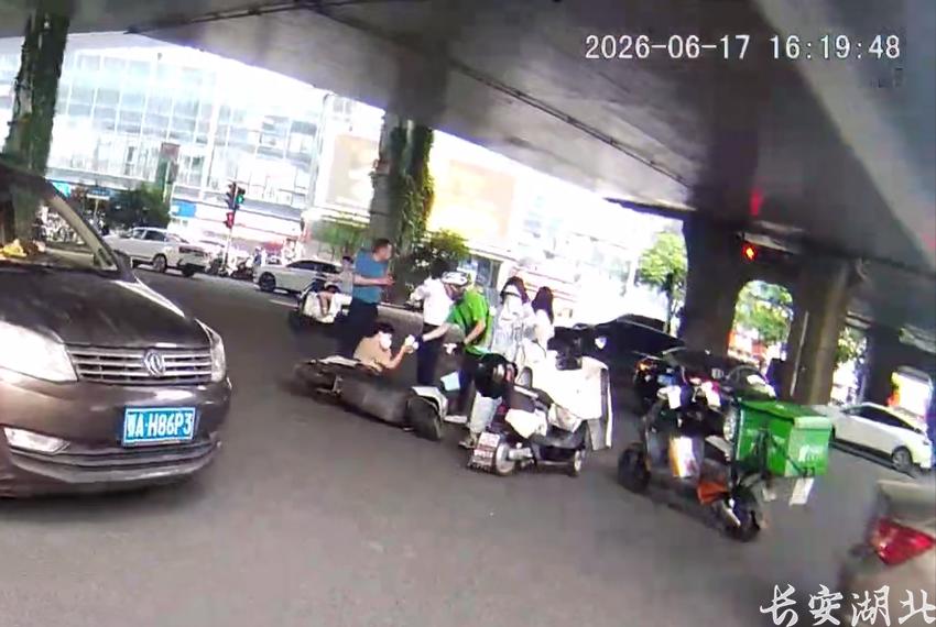 洪山区分局-“00后”民警办案返回途中及时救助1.png