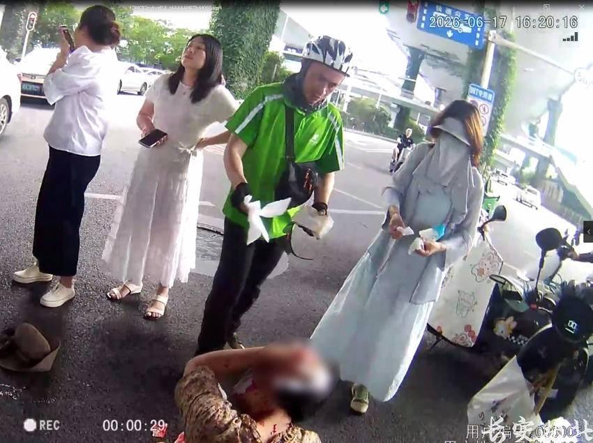 洪山区分局-“00后”民警办案返回途中及时救助2.png