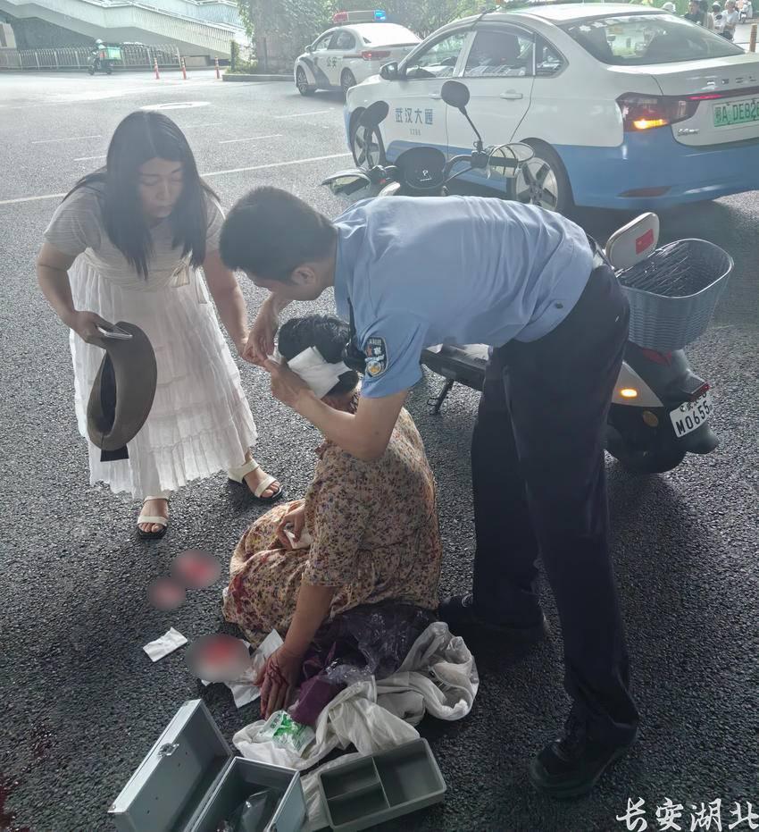 洪山区分局-“00后”民警办案返回途中及时救助3.png