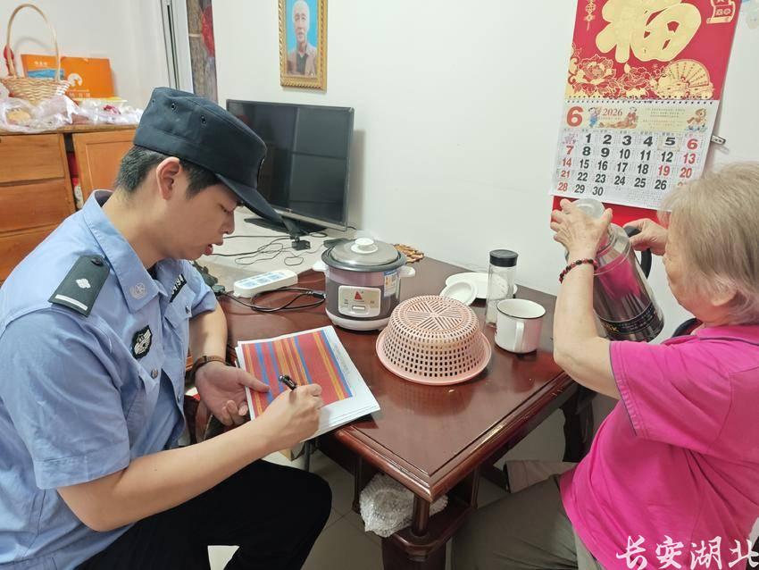 洪山区分局-25岁民警给121位老人“分颜色”1.png