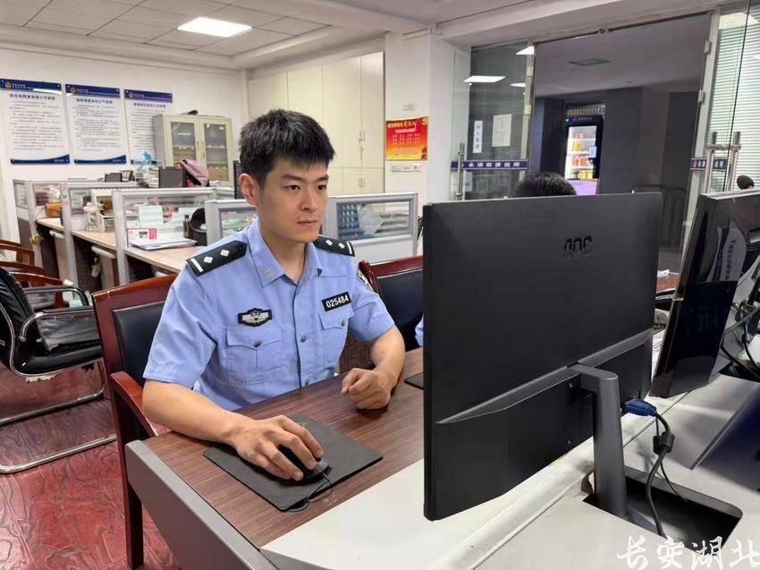 江岸区分局-偷新衣躲厕所换装2.png