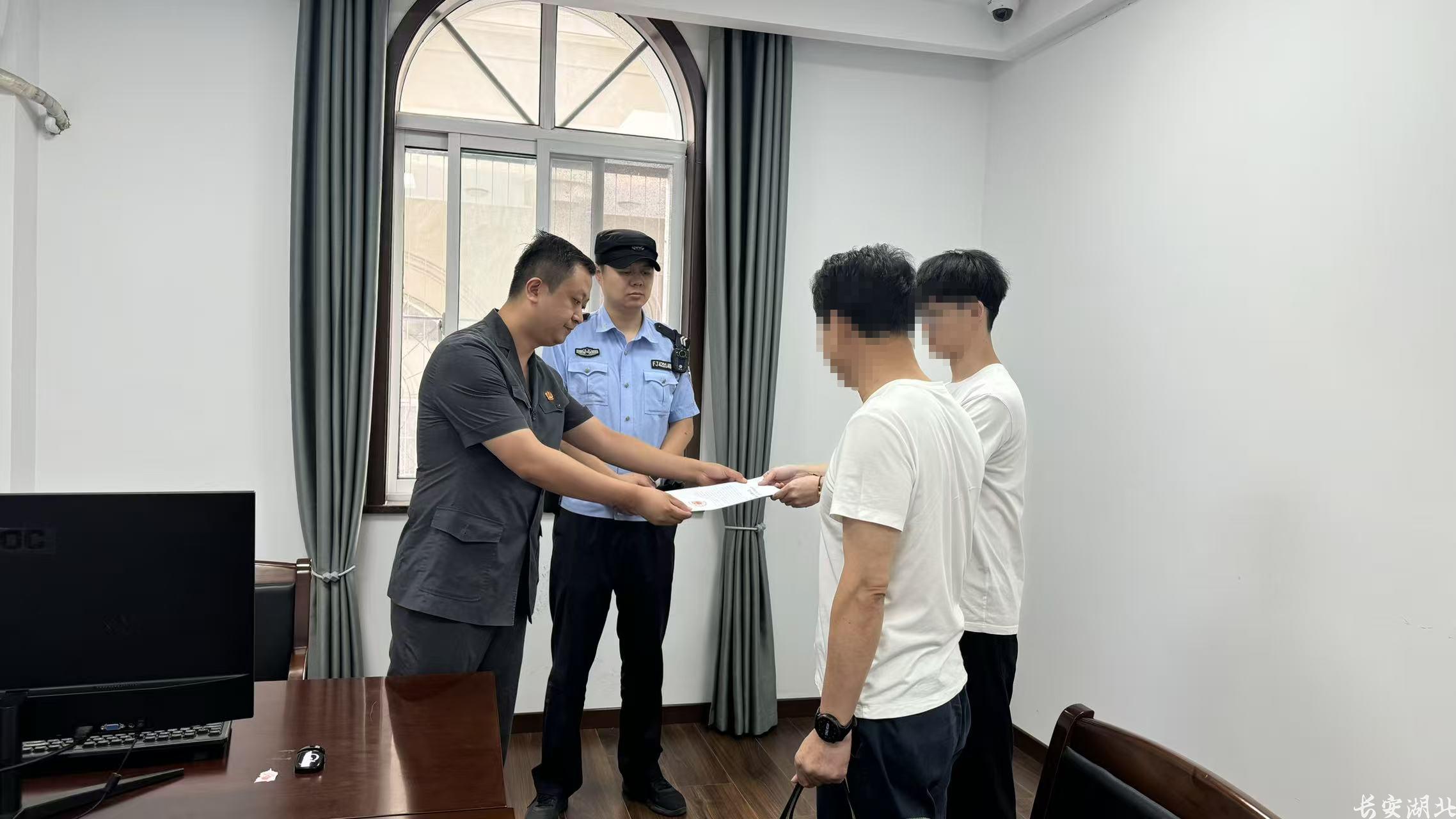 3江岸区法院-执行法官(左一)向被执行人公司负责人送达《信用修复证明》.jpg