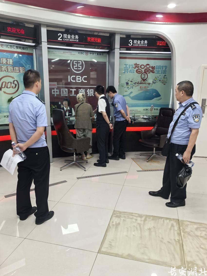 江岸区分局-民警陪七旬婆婆调解纠纷4.png