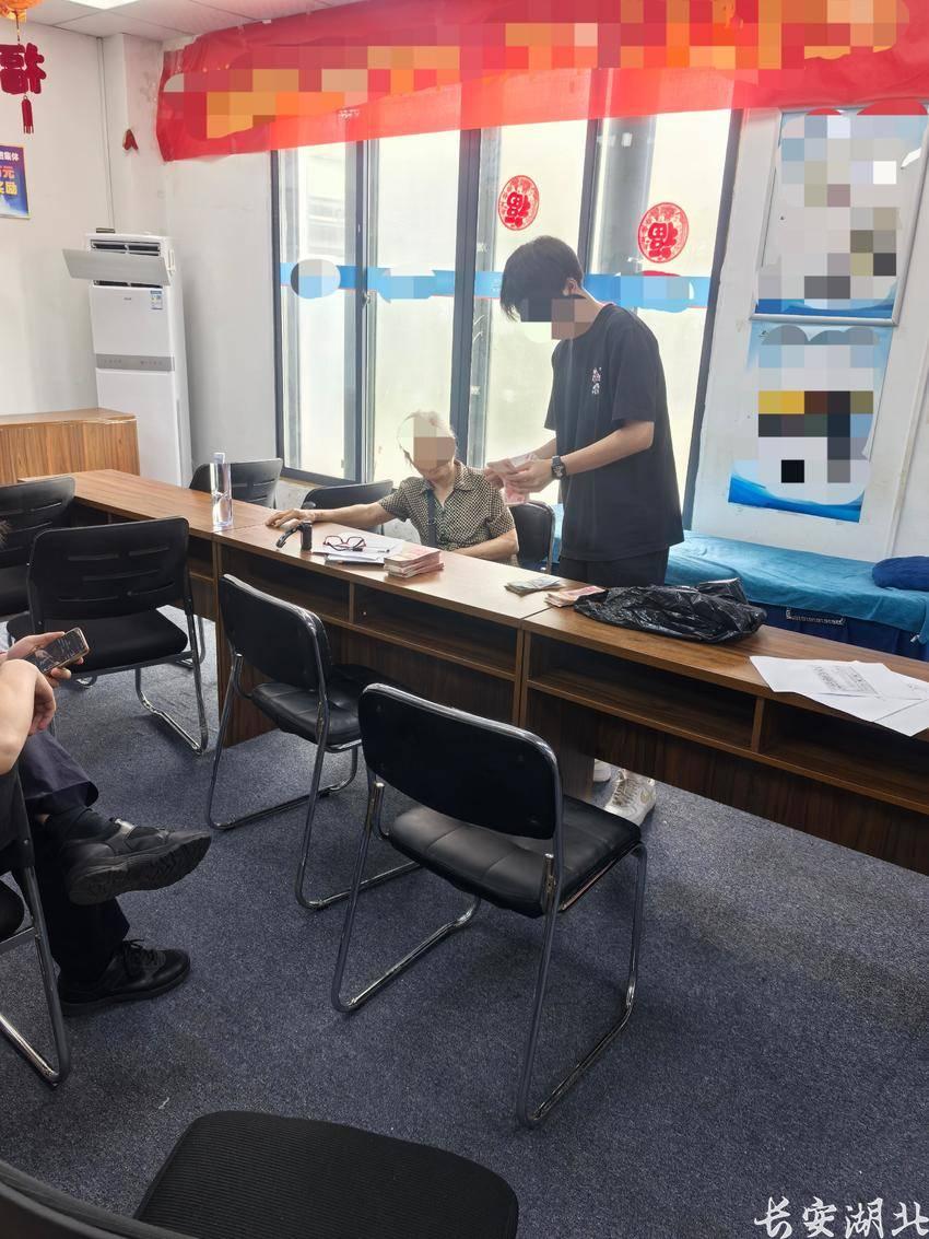 江岸区分局-民警陪七旬婆婆调解纠纷2.png