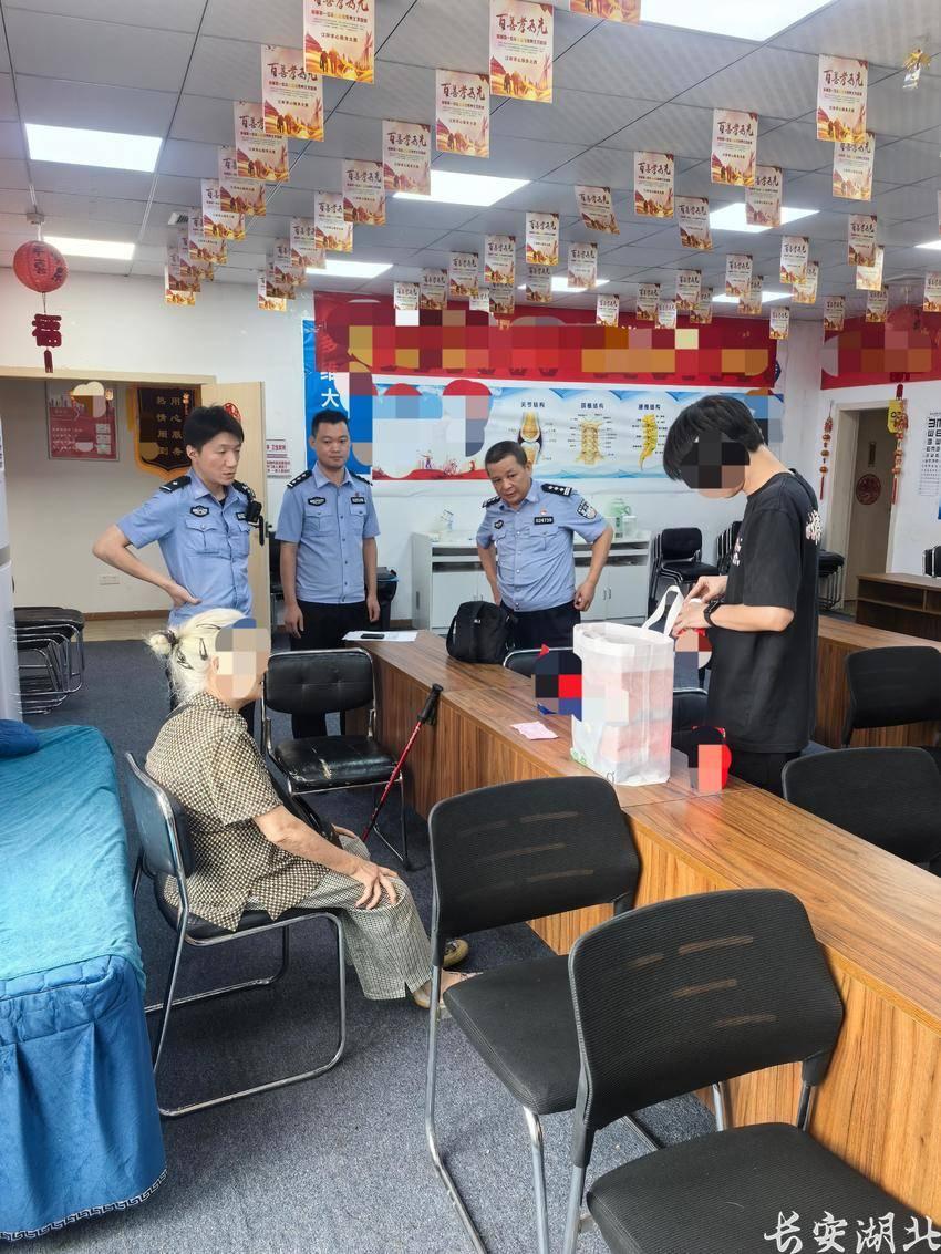江岸区分局-民警陪七旬婆婆调解纠纷1.png