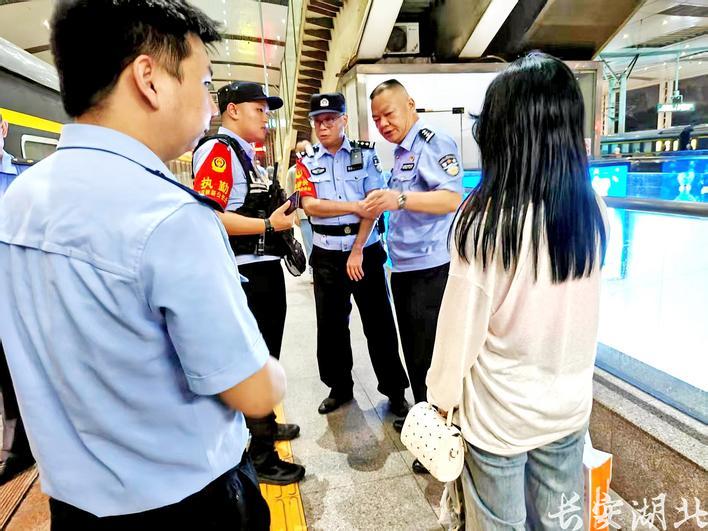 武昌区分局-民警暖心帮助花季少女千里归途.png