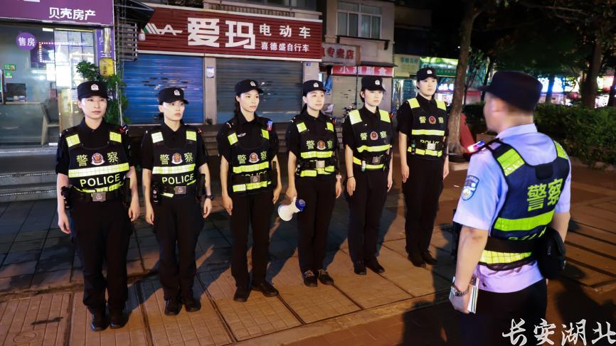 青山区分局-网红美食街里的“警花”小队1.png