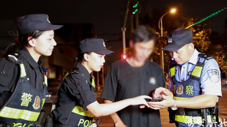 青山区分局-网红美食街里的“警花”小队2.png