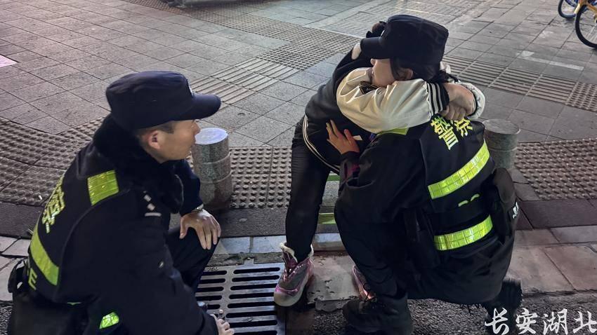 青山区分局-网红美食街里的“警花”小队3.png