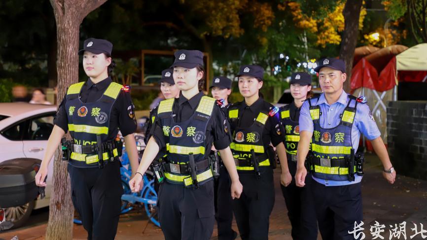 青山区分局-网红美食街里的“警花”小队7.png