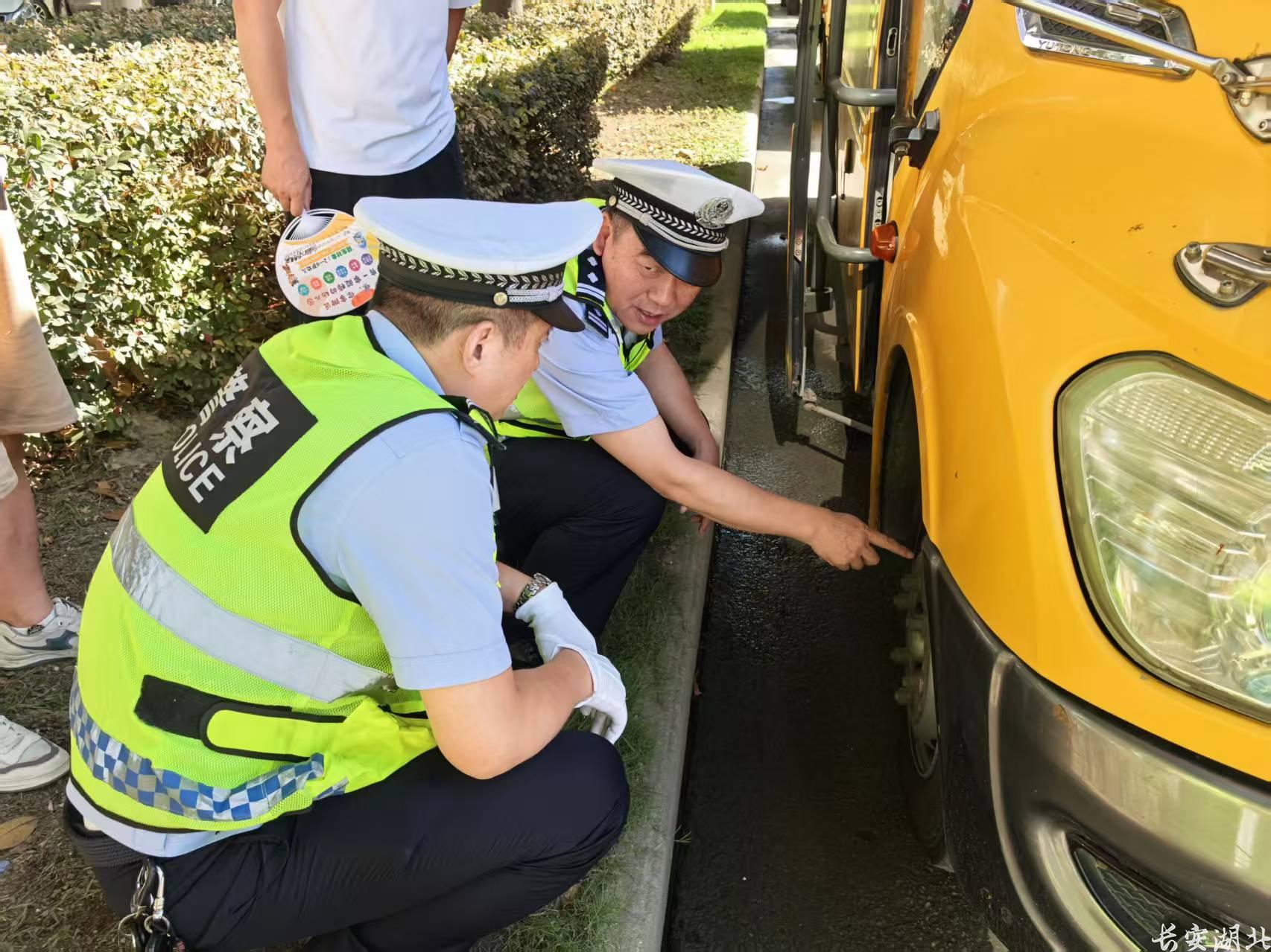 江岸区分局-交警守护萌娃平安上学路2.jpg