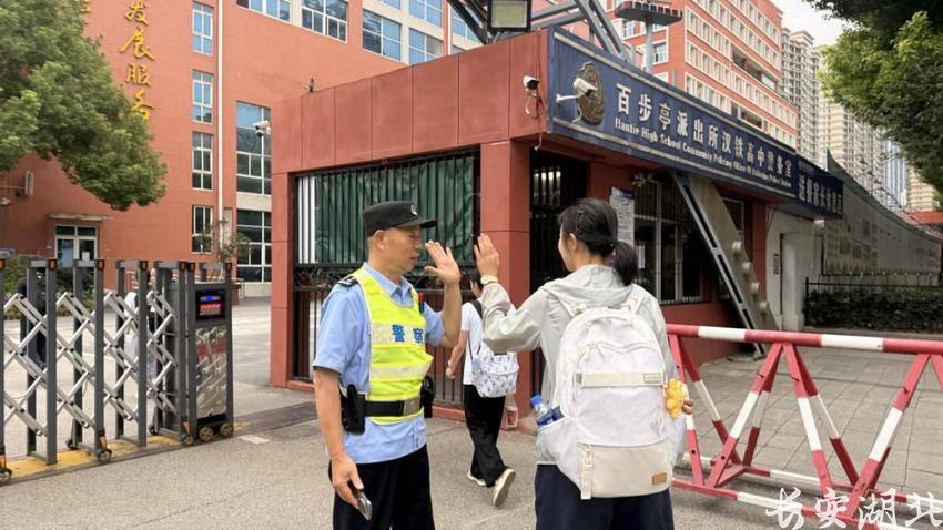 江岸区分局-开学首日,民警沈胜文的“石榴籽”第一课1.png