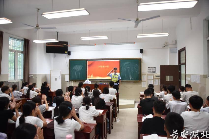 江岸区分局-开学首日,民警沈胜文的“石榴籽”第一课2.png