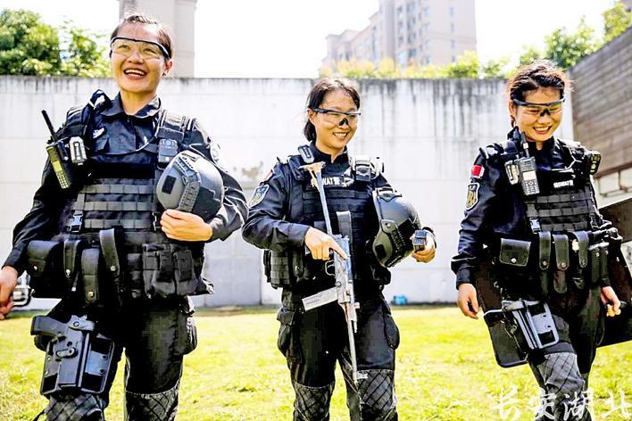 1东湖高新区分局-伍淼(左一)和特警队友进行训练.png
