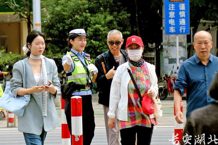 2东湖高新区分局-伍淼执勤中.png