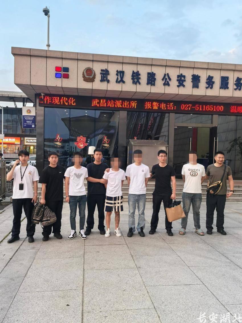 江岸区分局-窃贼盗窃香烟欲逃离汉1.png