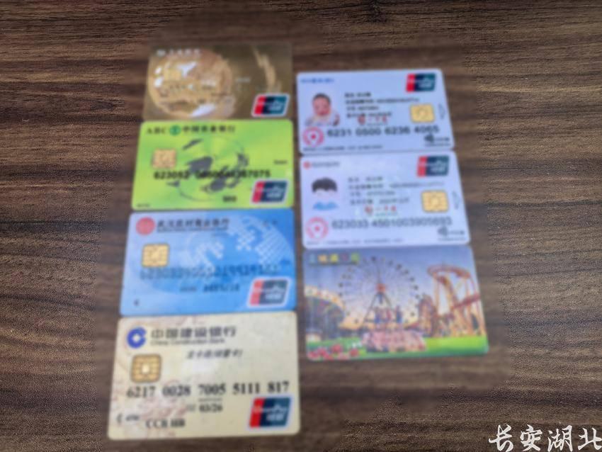 青山区分局-警务站门缝里塞进7张卡片1.png