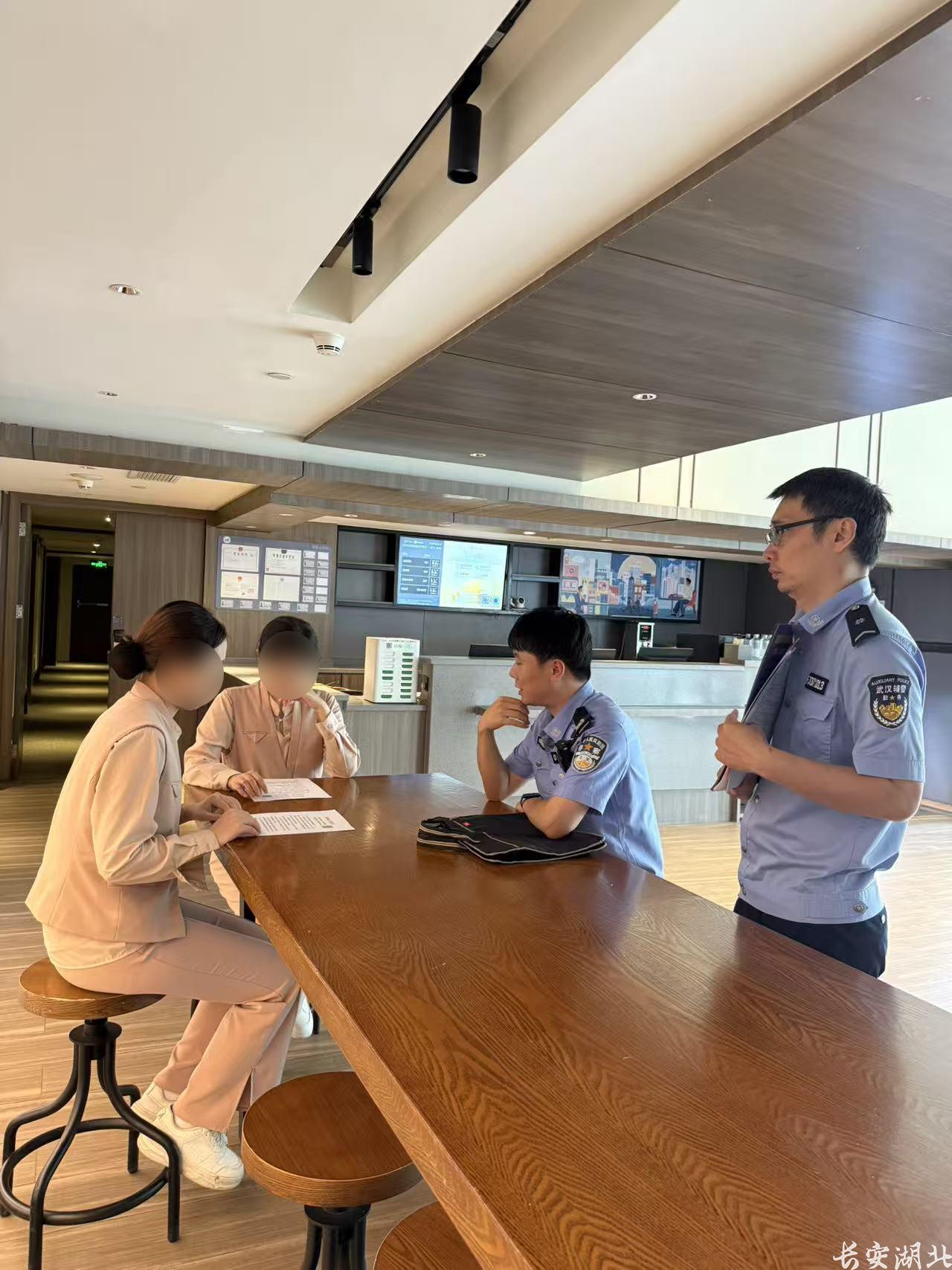 武昌区分局-社区民警鄂靖2.jpg