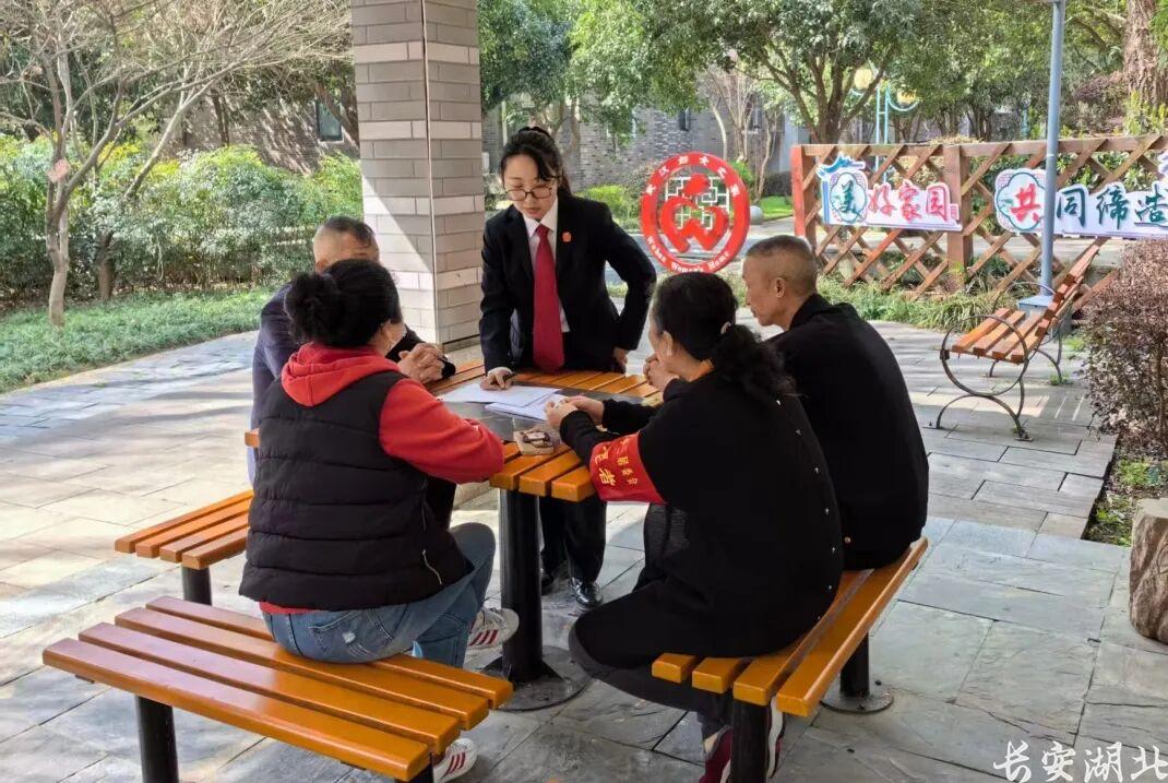 江岸区法院-百步亭社区法庭的“枫”景线2.jpg