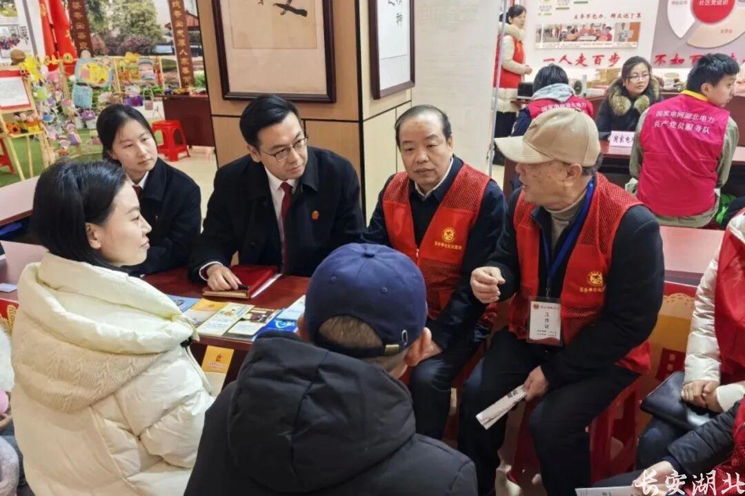 江岸区法院-百步亭社区法庭的“枫”景线6.jpg